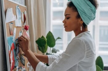 How Long Can a Power Station Run a Projector?